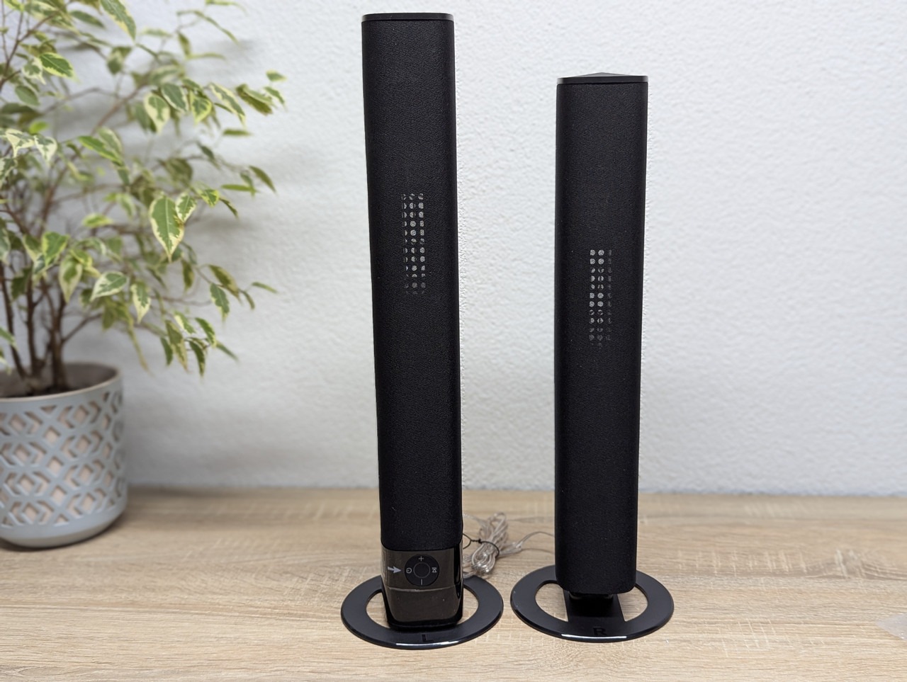 Kaheks kõlariks eraldatav soundbar, must — sarnase toote illustratiivne pilt